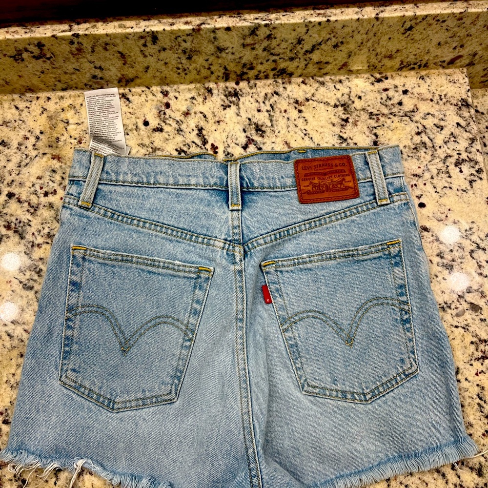 Levi’s Ribcage Shorts 2” inseam high waisted